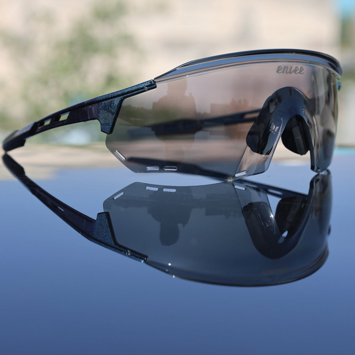  ENLEE photochromic sunglasses close-up with reflective lens